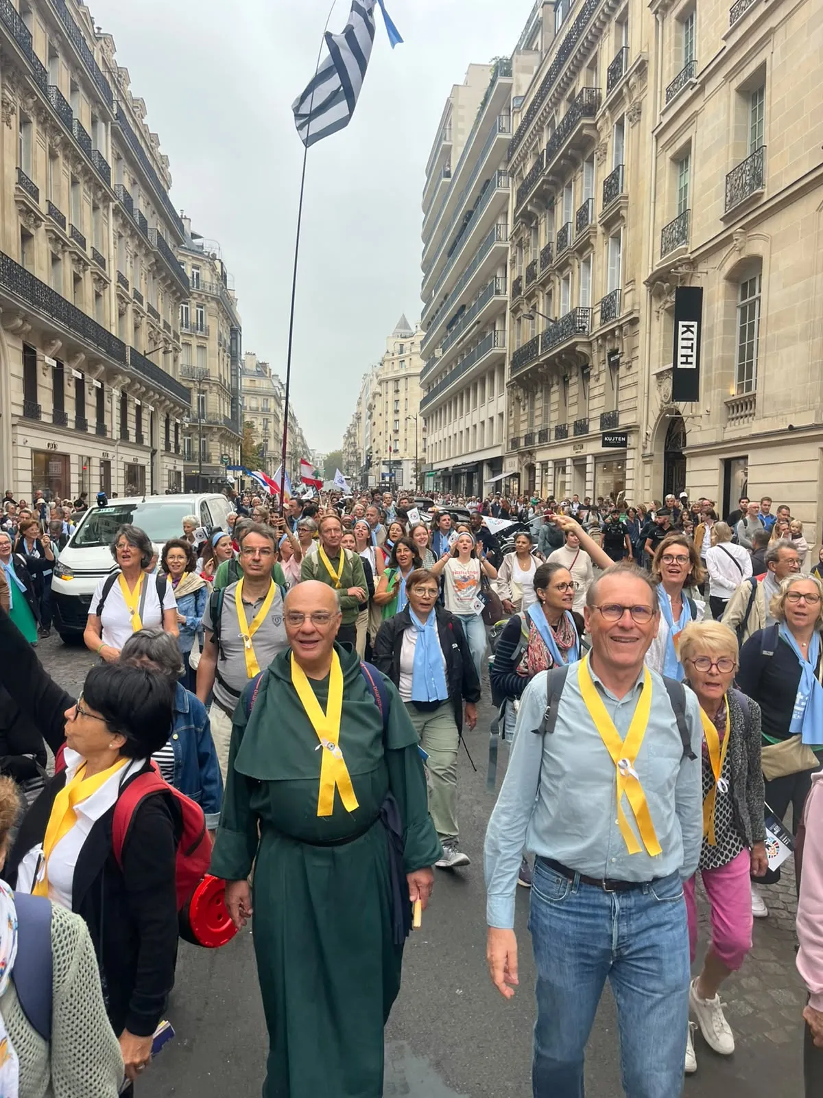 Un moment de grâce vécu en paroisse avec le pape Léon XIV à Paris